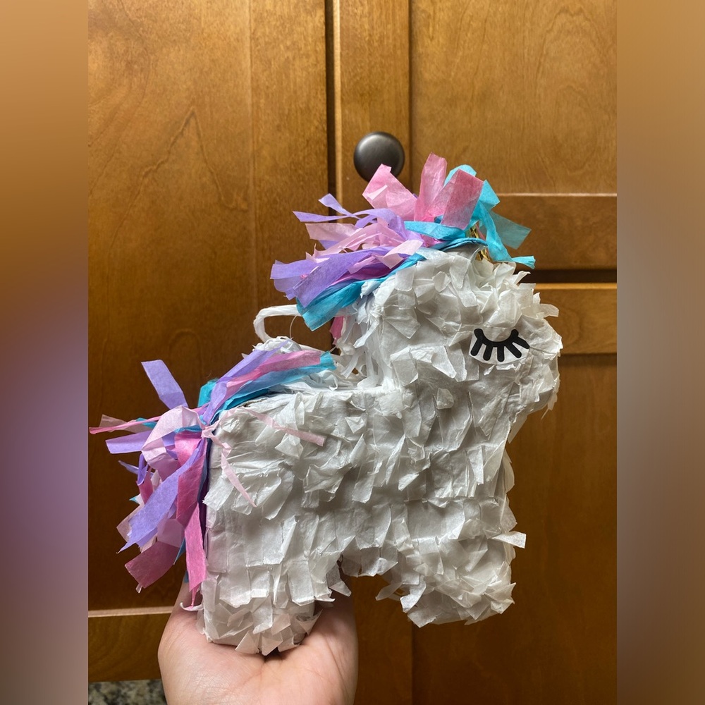 Mini Piñata 💖 4/20 - Picture 3 of 5